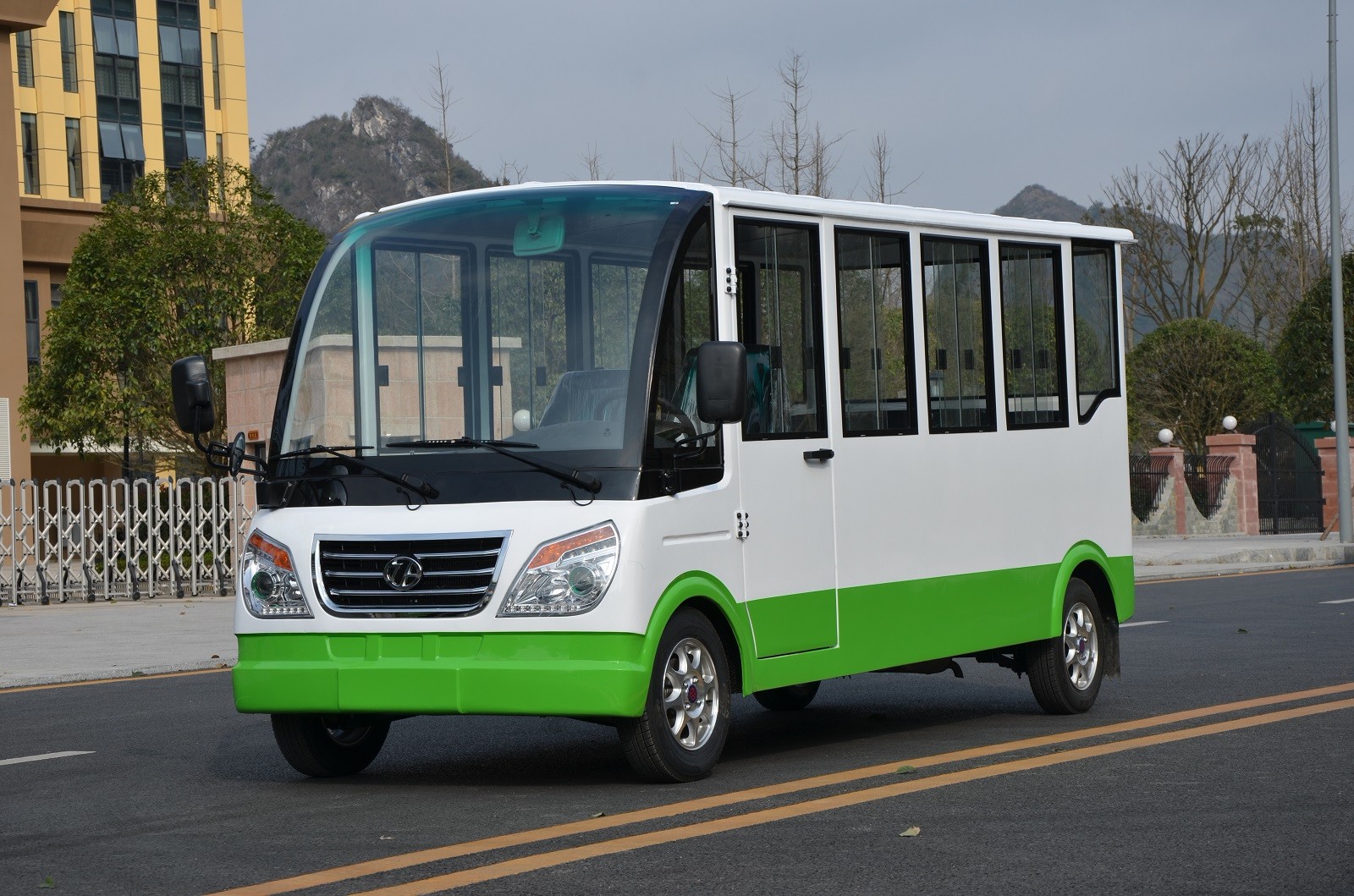 11座全封闭观光车