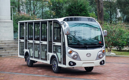 驾驶电动观光车时一定要注意速度